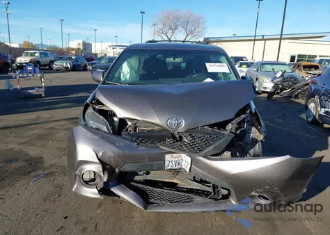 2016 Toyota Sienna Se Premium 8 Passenger z USA, uszkodzony, nr VIN 5TDXK3DC7GS717534